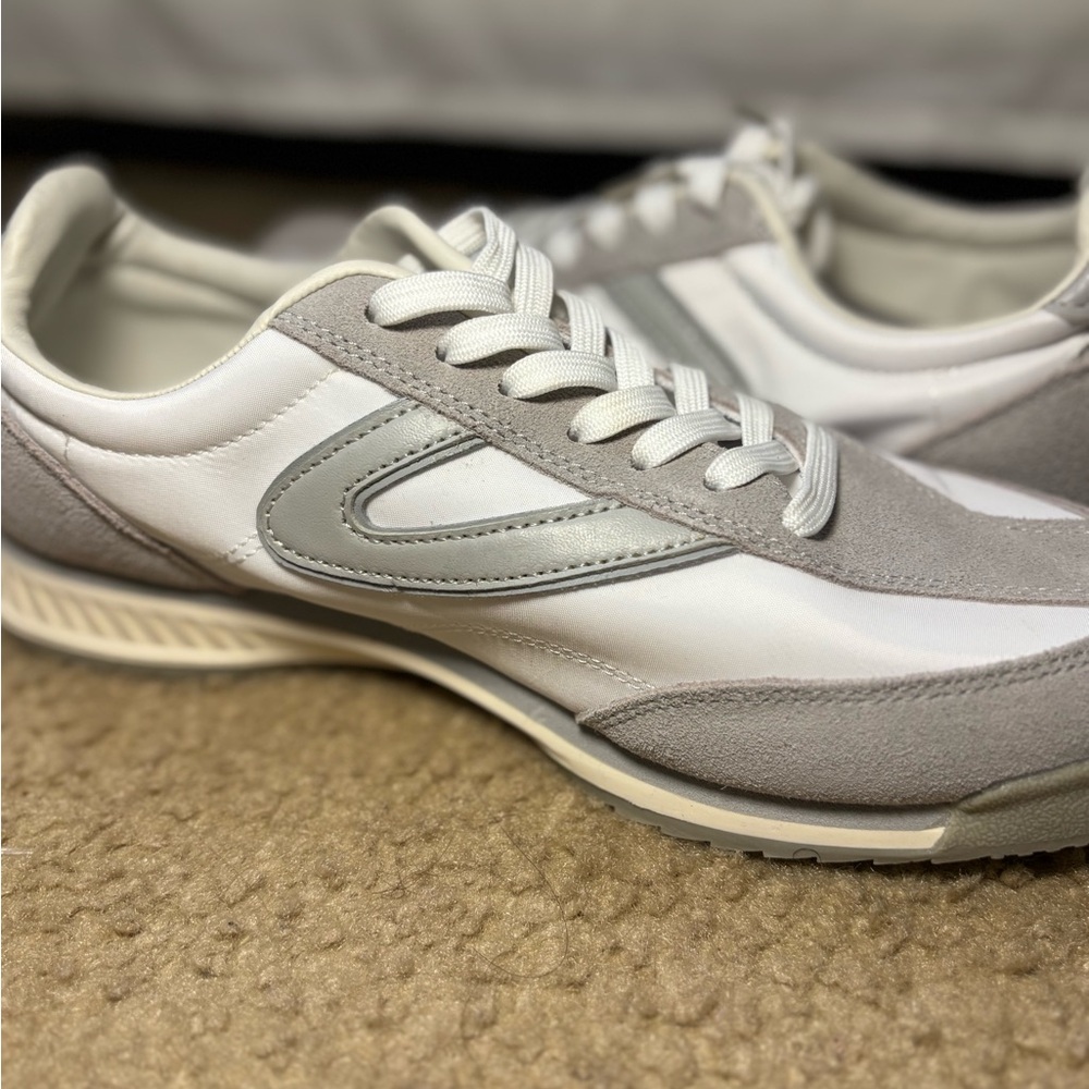 Tretorn Gray and White Retro Sneakers with Low-Top Design